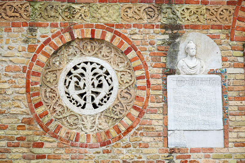 蓬波萨修道院(Abbazia di Pomposa)立面特写，费拉拉，意大利